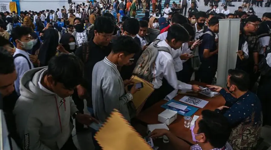 Krisis Pengangguran Anak Muda 2025: 7,28 Juta, SMK Tertinggi, & Solusi Masa Depan