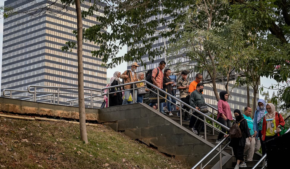 Biaya Hidup Naik Kelas Menengah Turun Kelas 2026