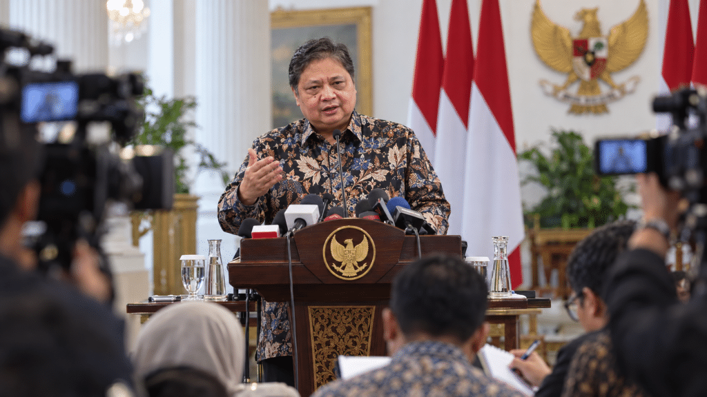 Menko Perekonomian Airlangga Hartarto memberikan keterangan pers di Kompleks Istana Kepresidenan terkait paket stimulus Rp31 triliun.